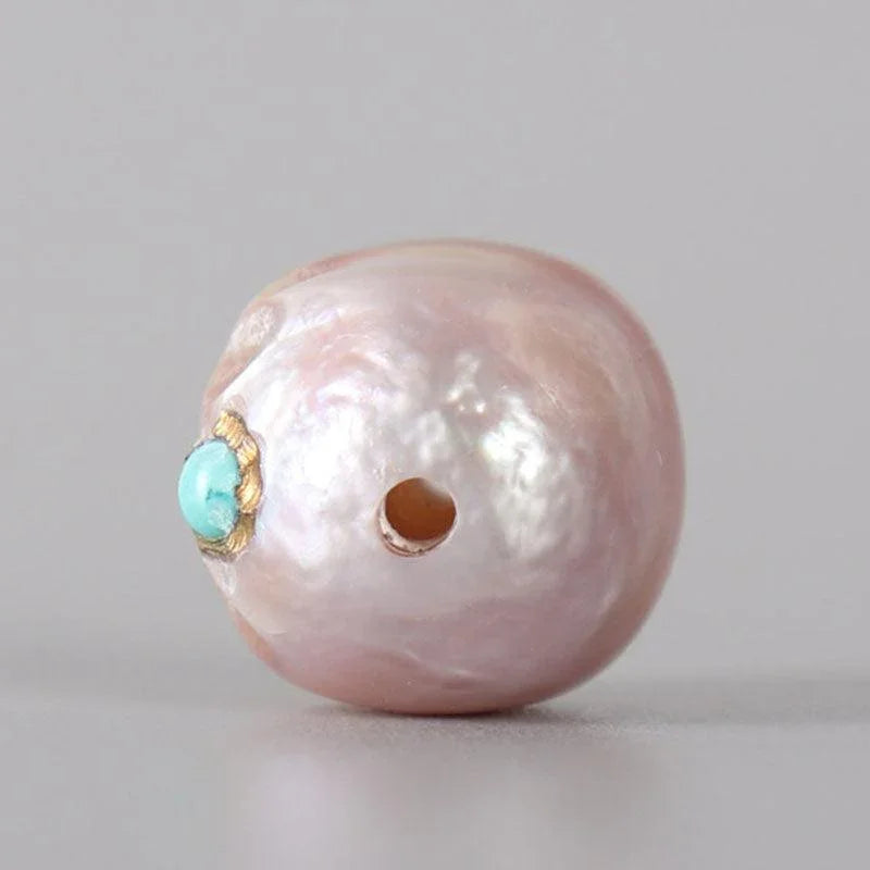Belle Juri Light Orchid Pearl Carved Śmaśana Skull Bead With Golden & Black Eyes