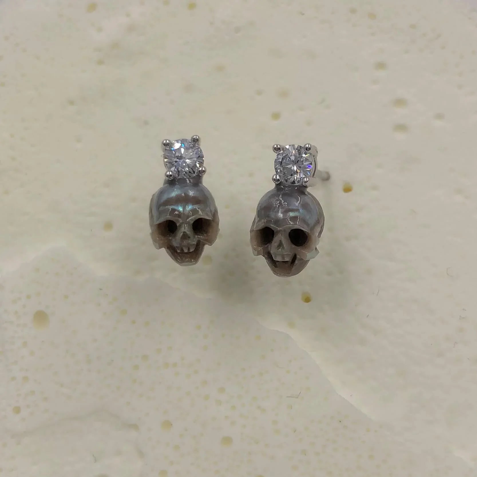 Belle Juri Simple Pearl Skull Inlaid Gemstone Stud Earrings