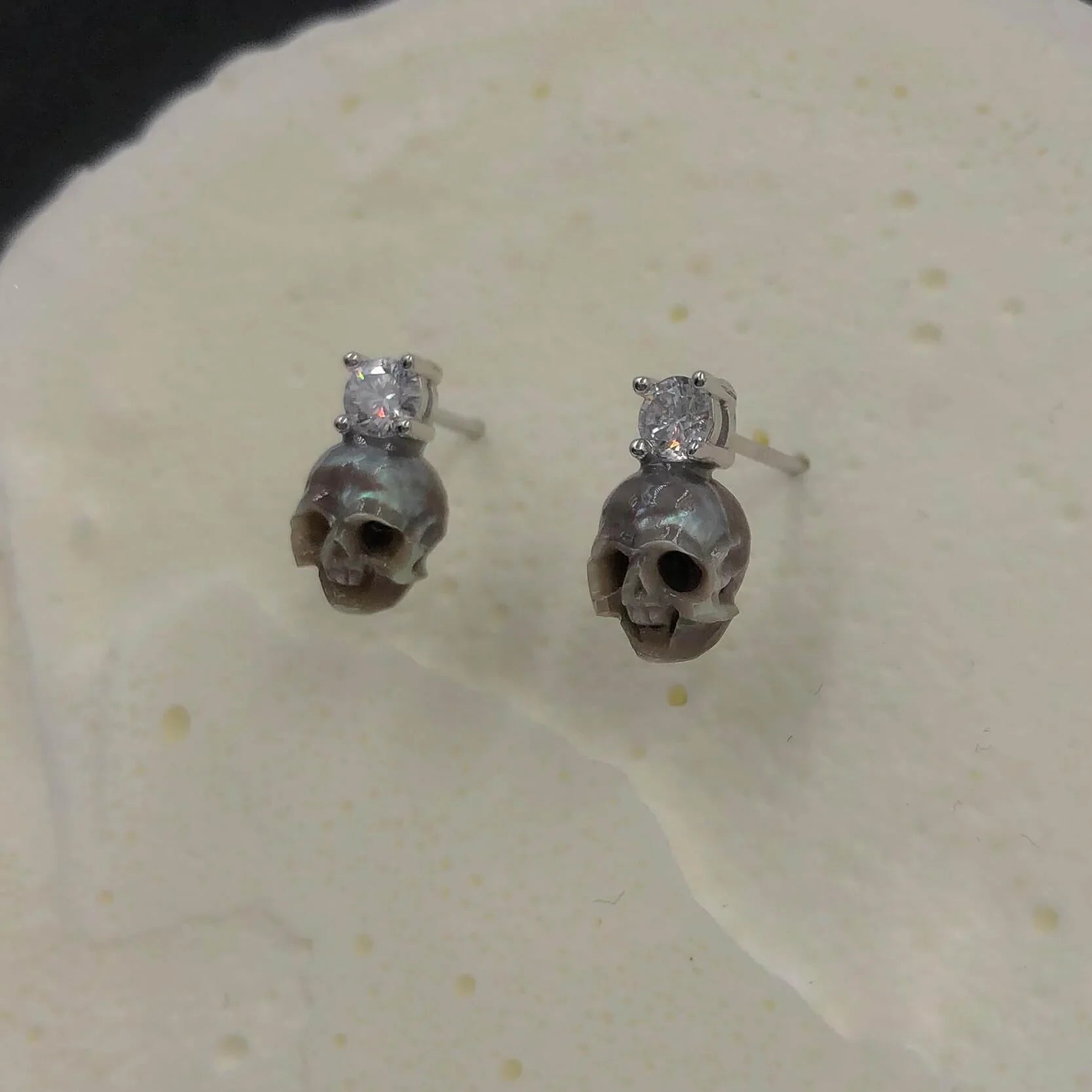 Belle Juri Simple Pearl Skull Inlaid Gemstone Stud Earrings