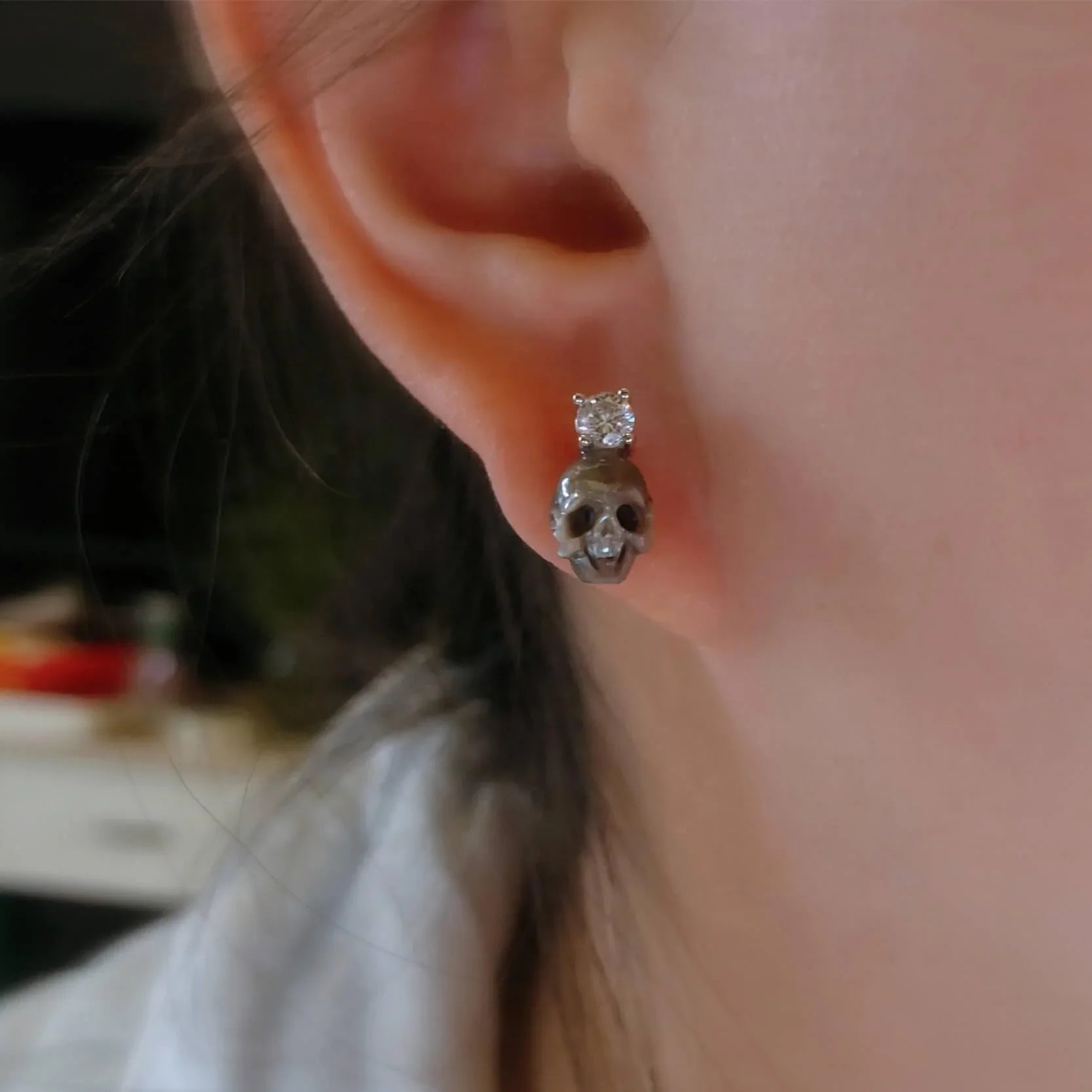 Belle Juri Simple Pearl Skull Inlaid Gemstone Stud Earrings