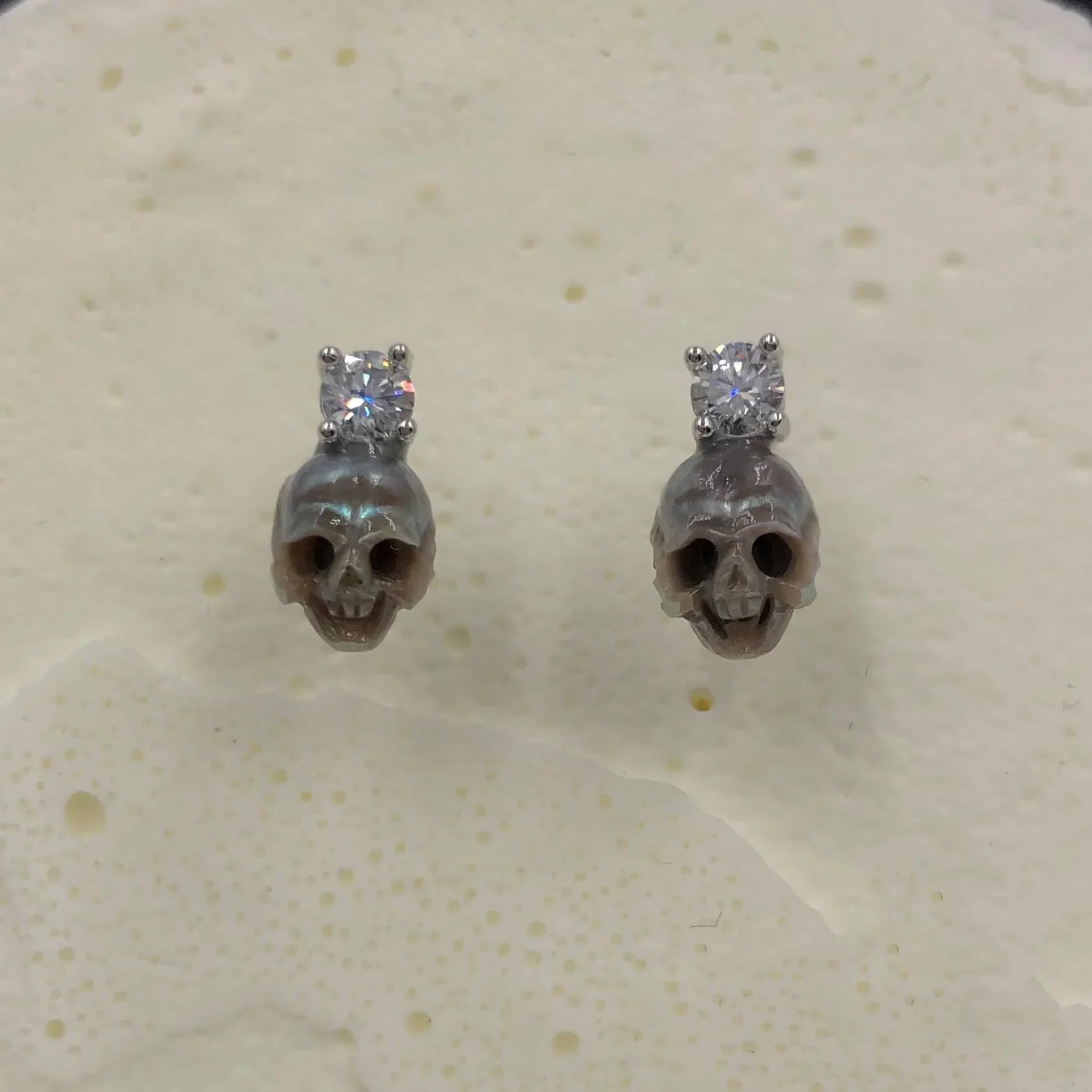 Belle Juri Simple Pearl Skull Inlaid Gemstone Stud Earrings