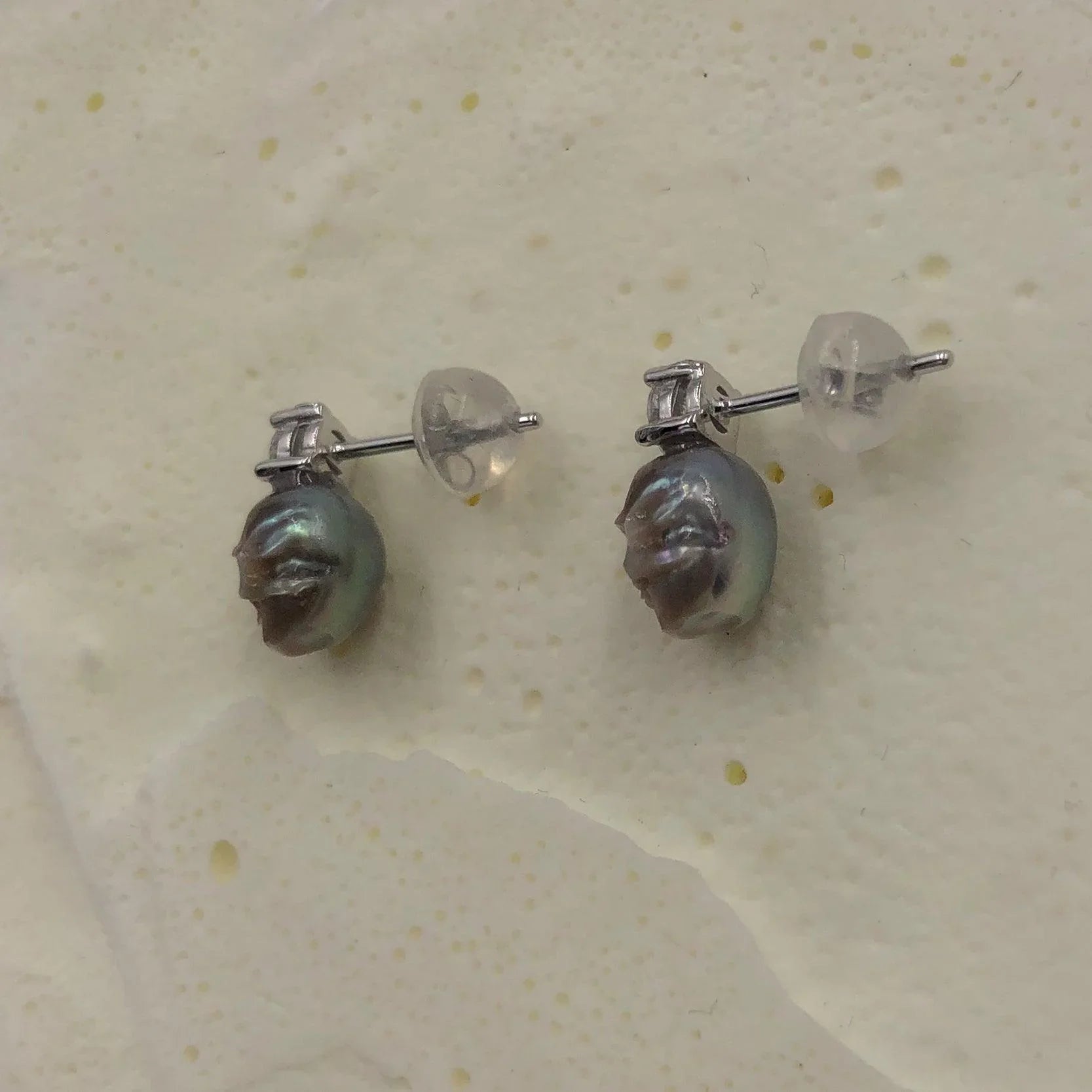 Belle Juri Simple Pearl Skull Inlaid Gemstone Stud Earrings