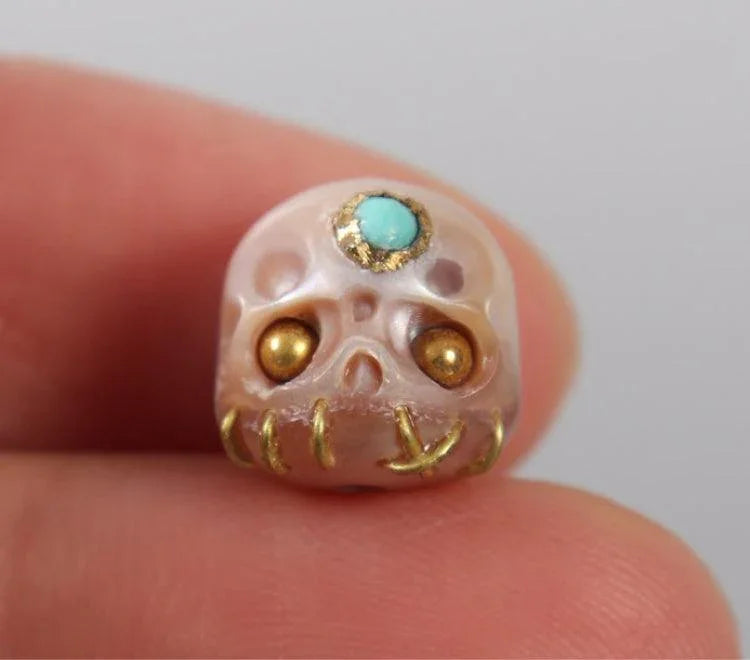 Belle Juri Light Orchid Pearl Carved Śmaśana Skull Bead With Golden & Black Eyes
