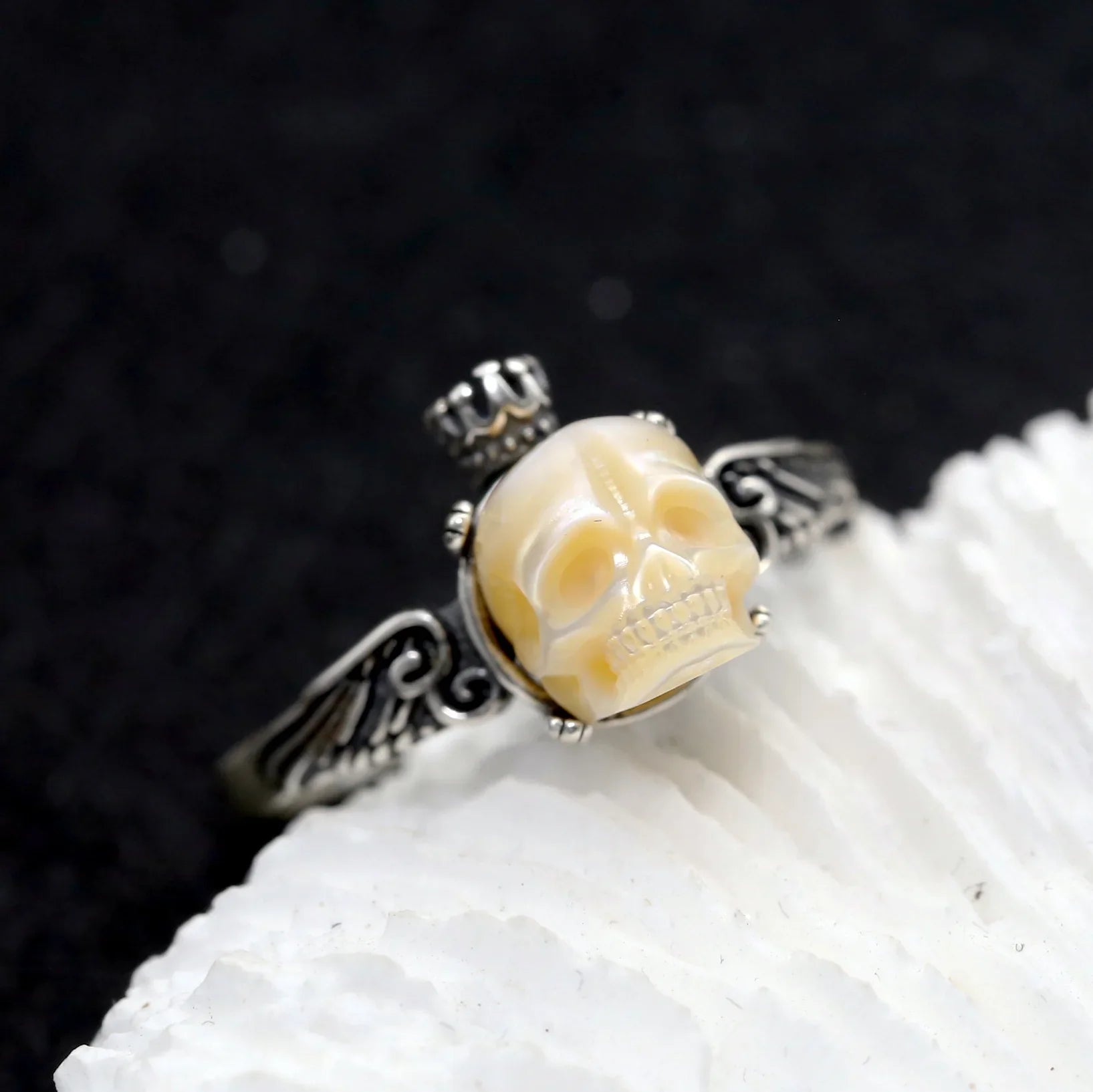 Anello antico per la corona della regina del cranio perla