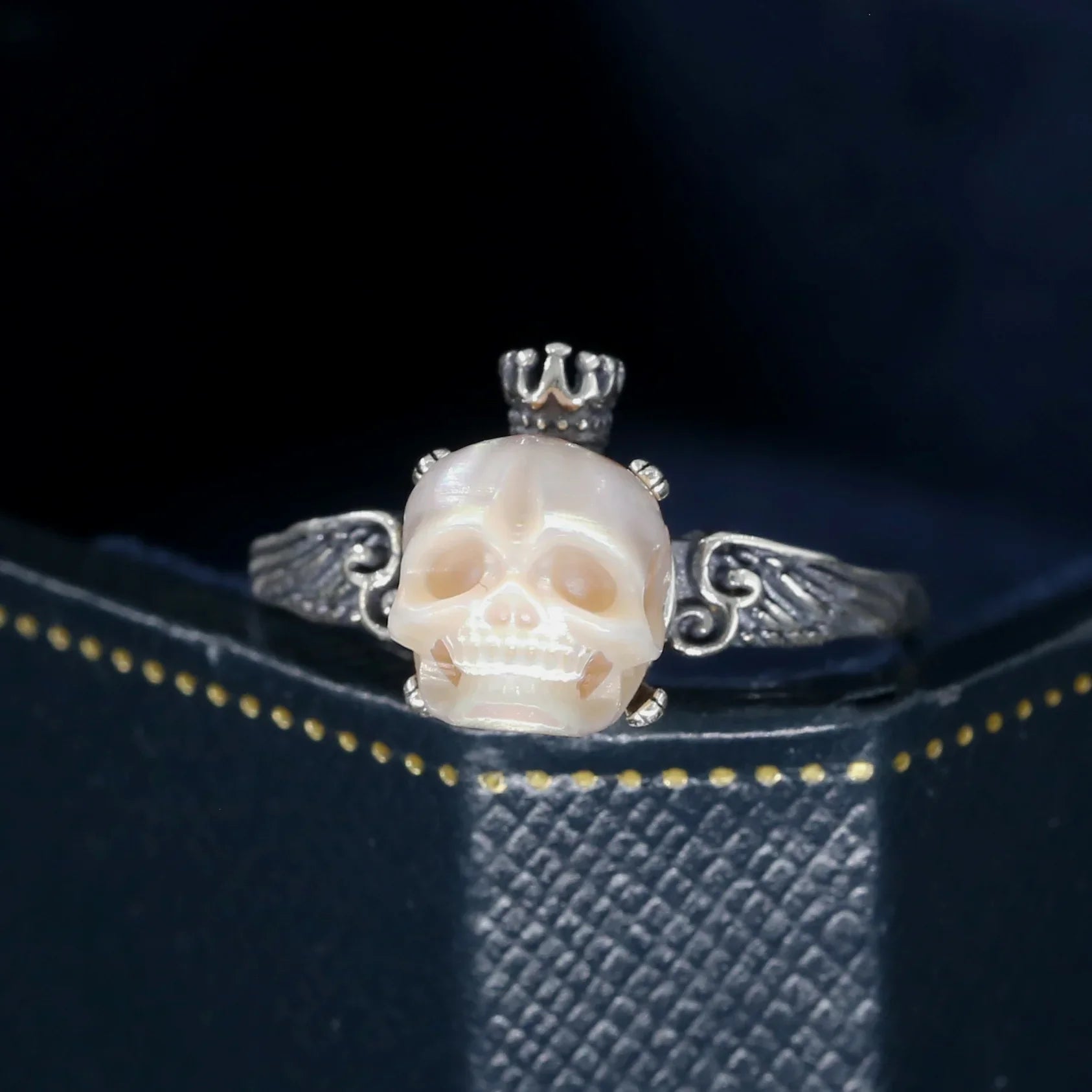 Anello antico per la corona della regina del cranio perla
