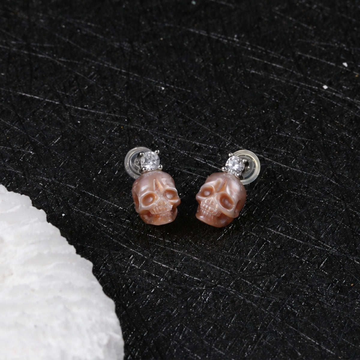 Art Deco Round Cubic Zirconia Pearl Skull Cz Pendientes
