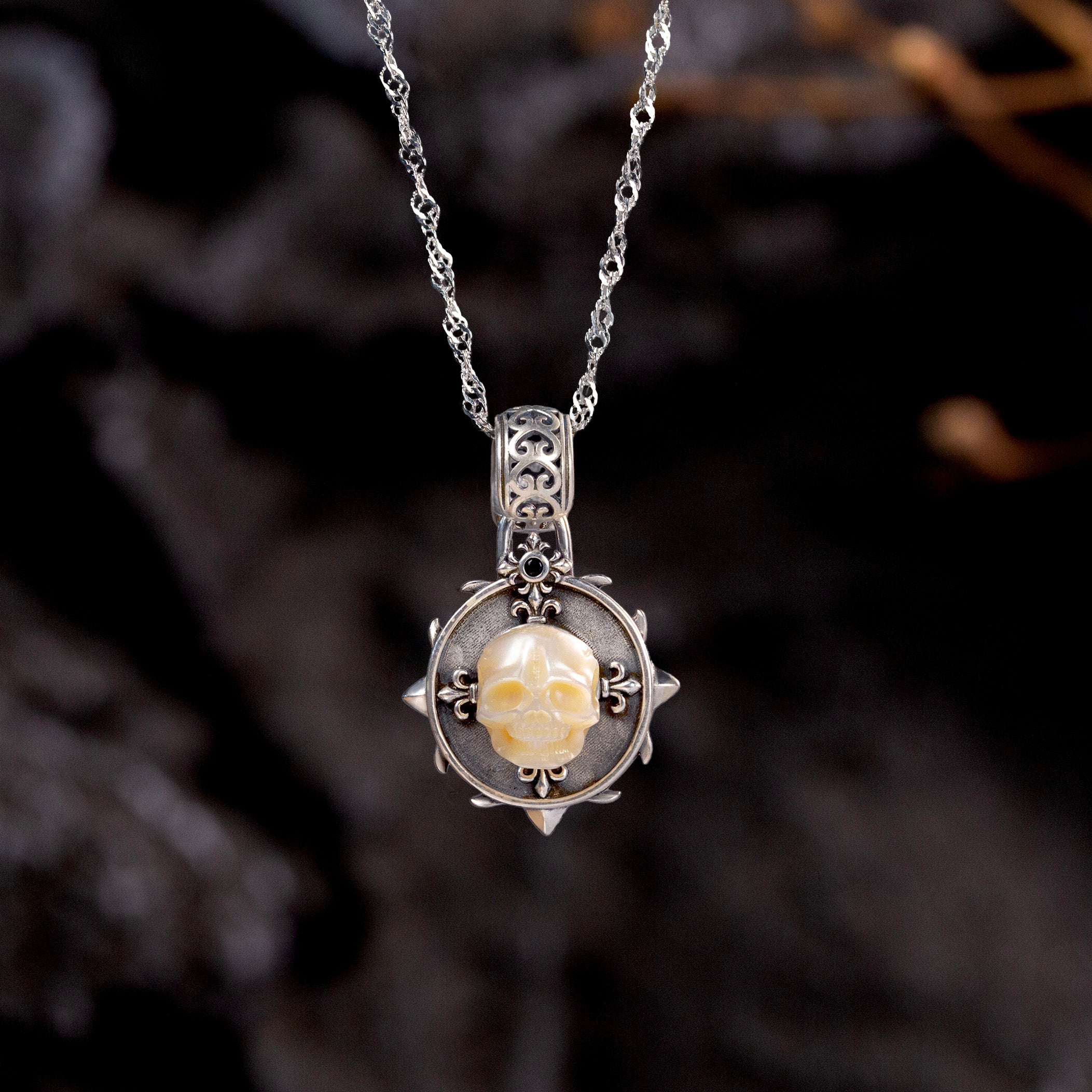 Collar de escudo de círculo de calavera de perla barroque