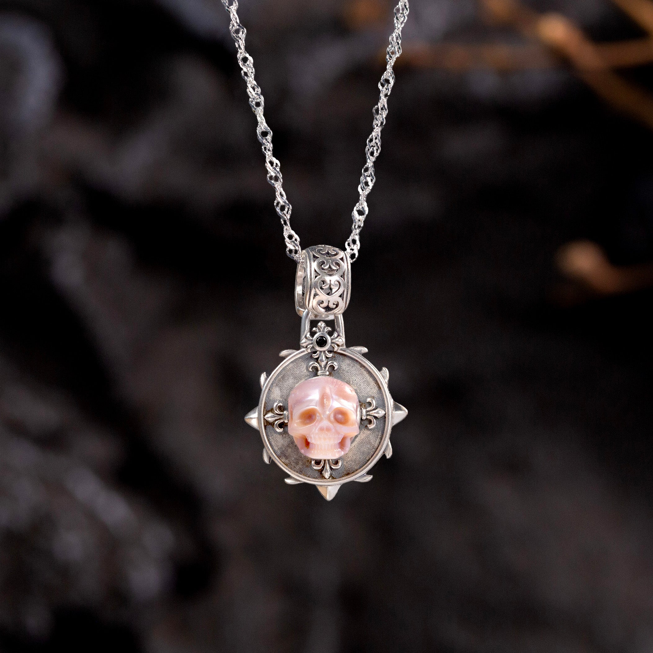 Collar de escudo de círculo de calavera de perla barroque