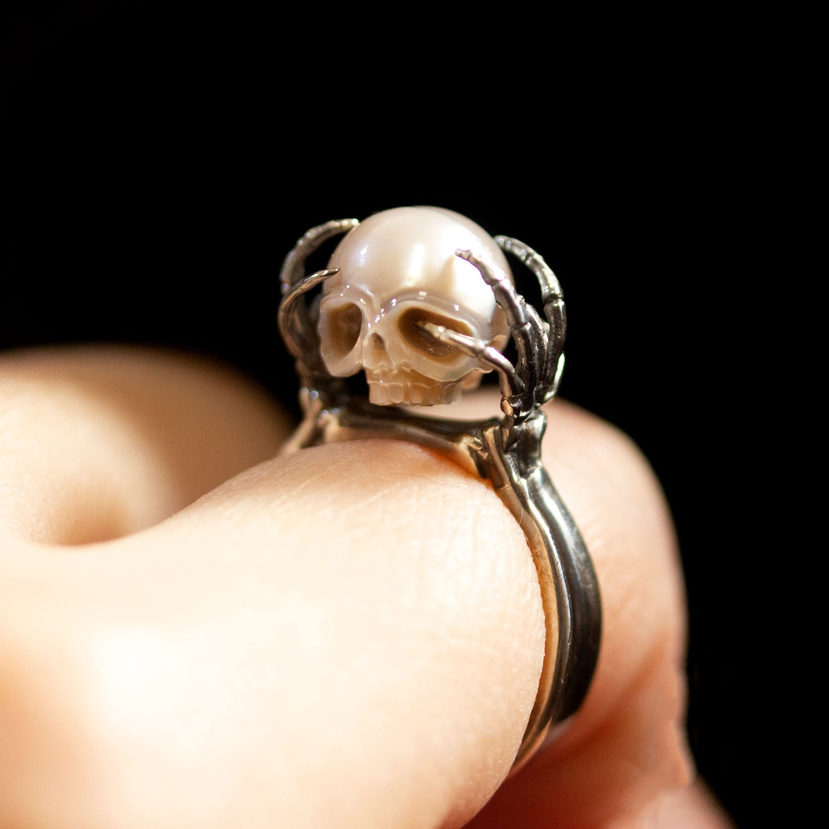 Be A Thinker – Schädelring mit grauer Perle