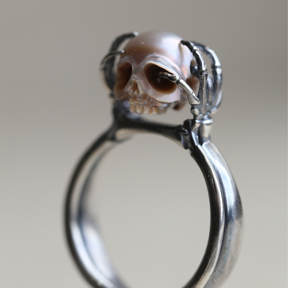 Be A Thinker – Schädelring mit grauer Perle