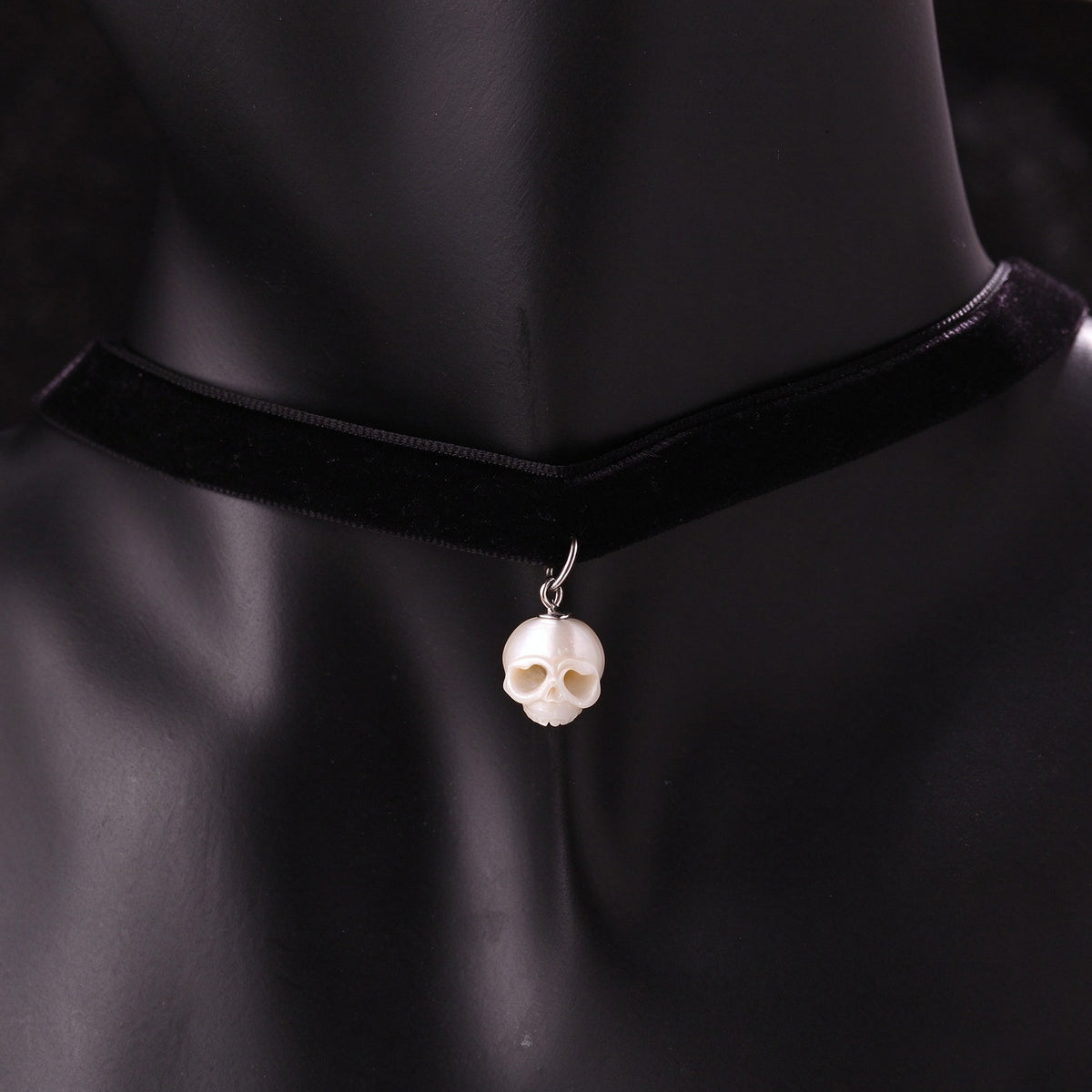 Black Velvet Cranium Pearl Choker Necklace