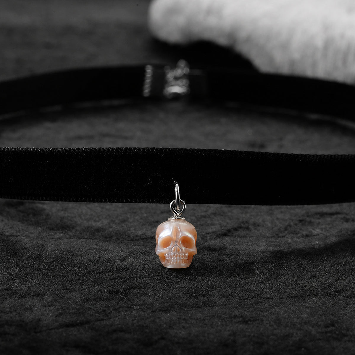 Collana di girocollo di velluto nero perle