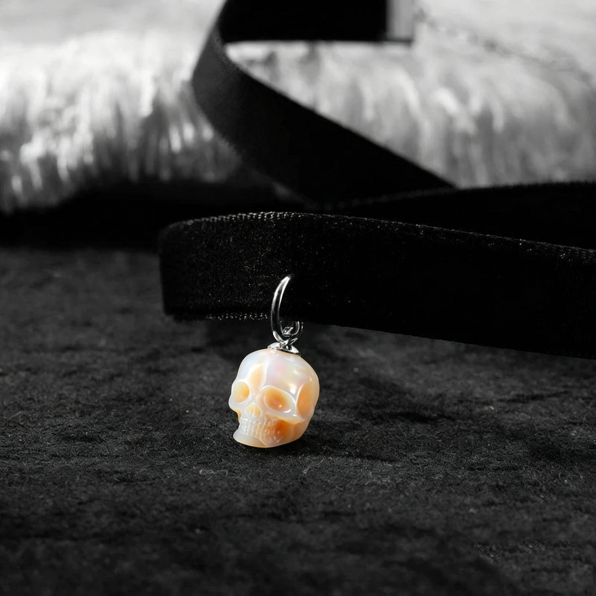 Collana di girocollo di velluto nero perle