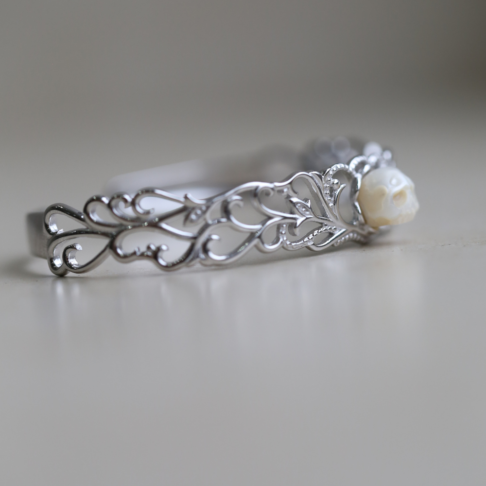 Armreif aus Sterlingsilber mit geschnitztem Perlenschädel