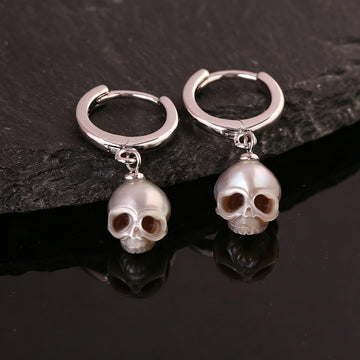 Pendientes clásicos de Skull Pearl Drop Huggie Hoop