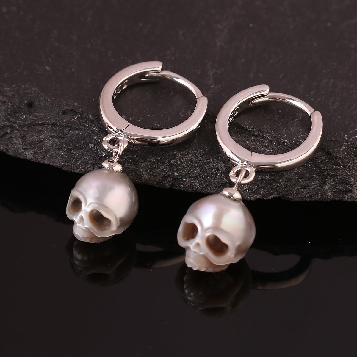 Orecchini classici di cerchio Huggie Drop cranio