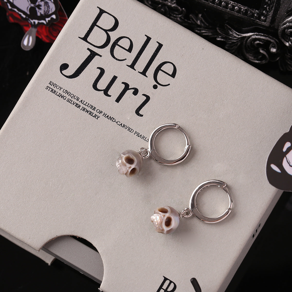 Orecchini classici di cerchio Huggie Drop cranio