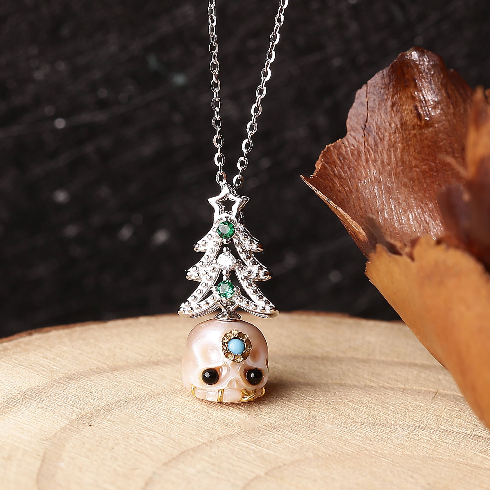 Zierliche Weihnachtsbaum-Perlen-Totenkopf-Halskette