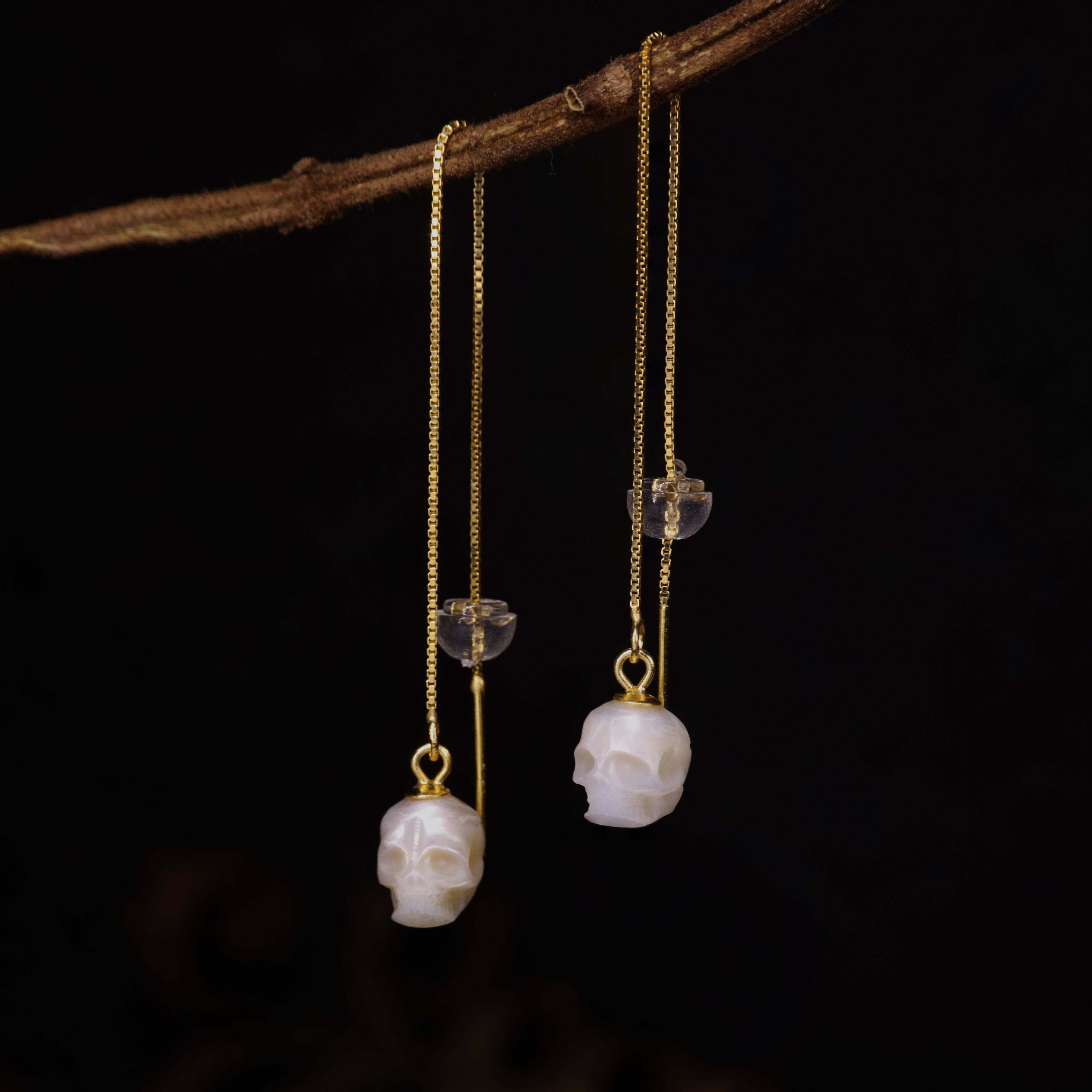 Pendientes de enrollador de oreja de calavera de perla delicada