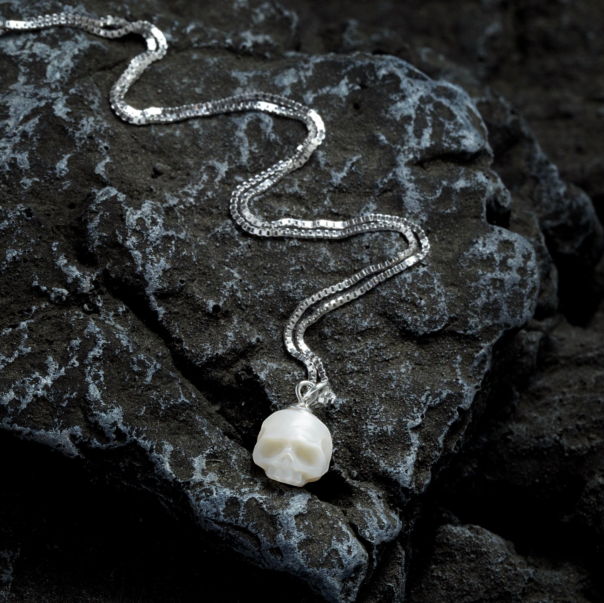 Collar colgante de cráneo de cráneo de perla simple y delicada