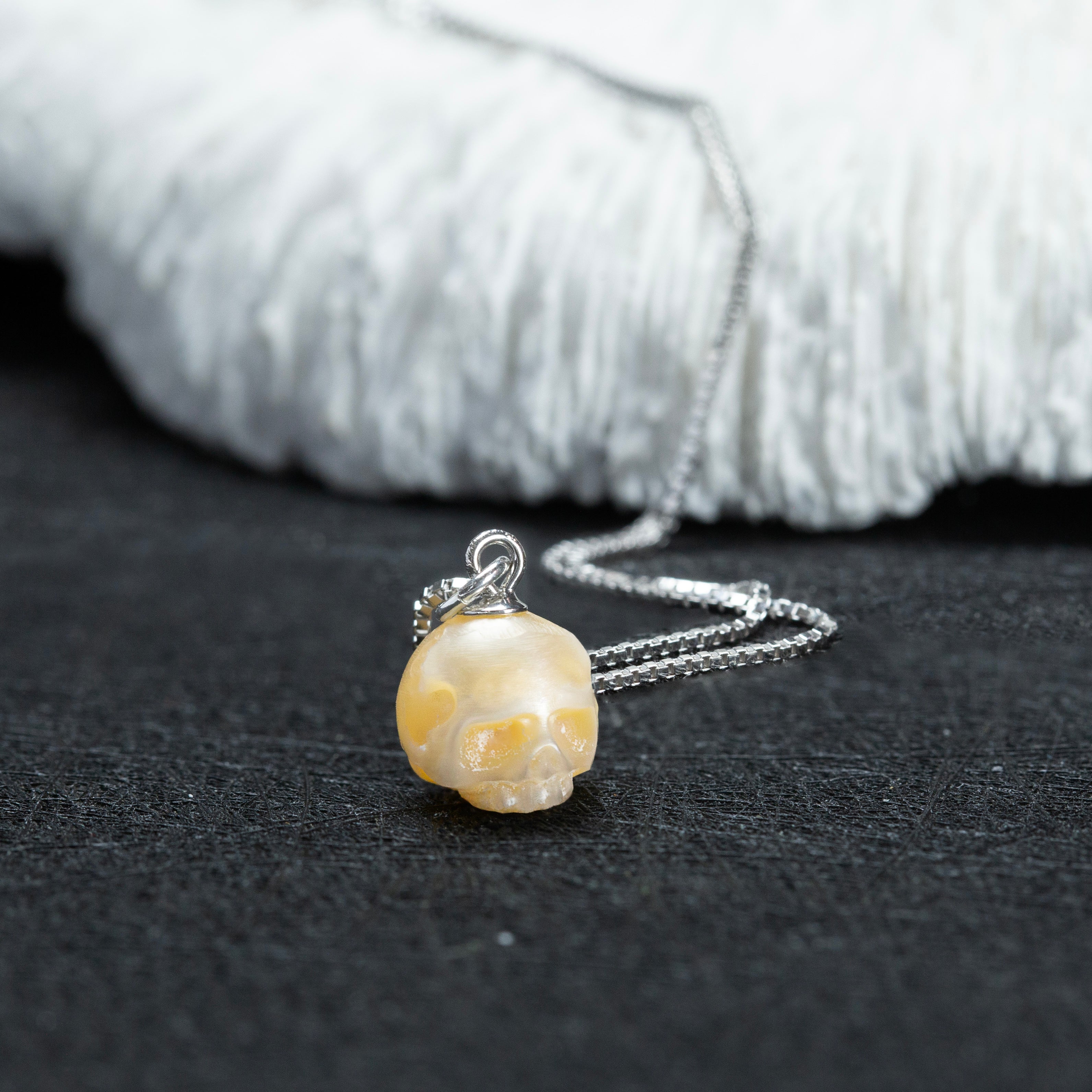 Collar colgante de cráneo de cráneo de perla simple y delicada