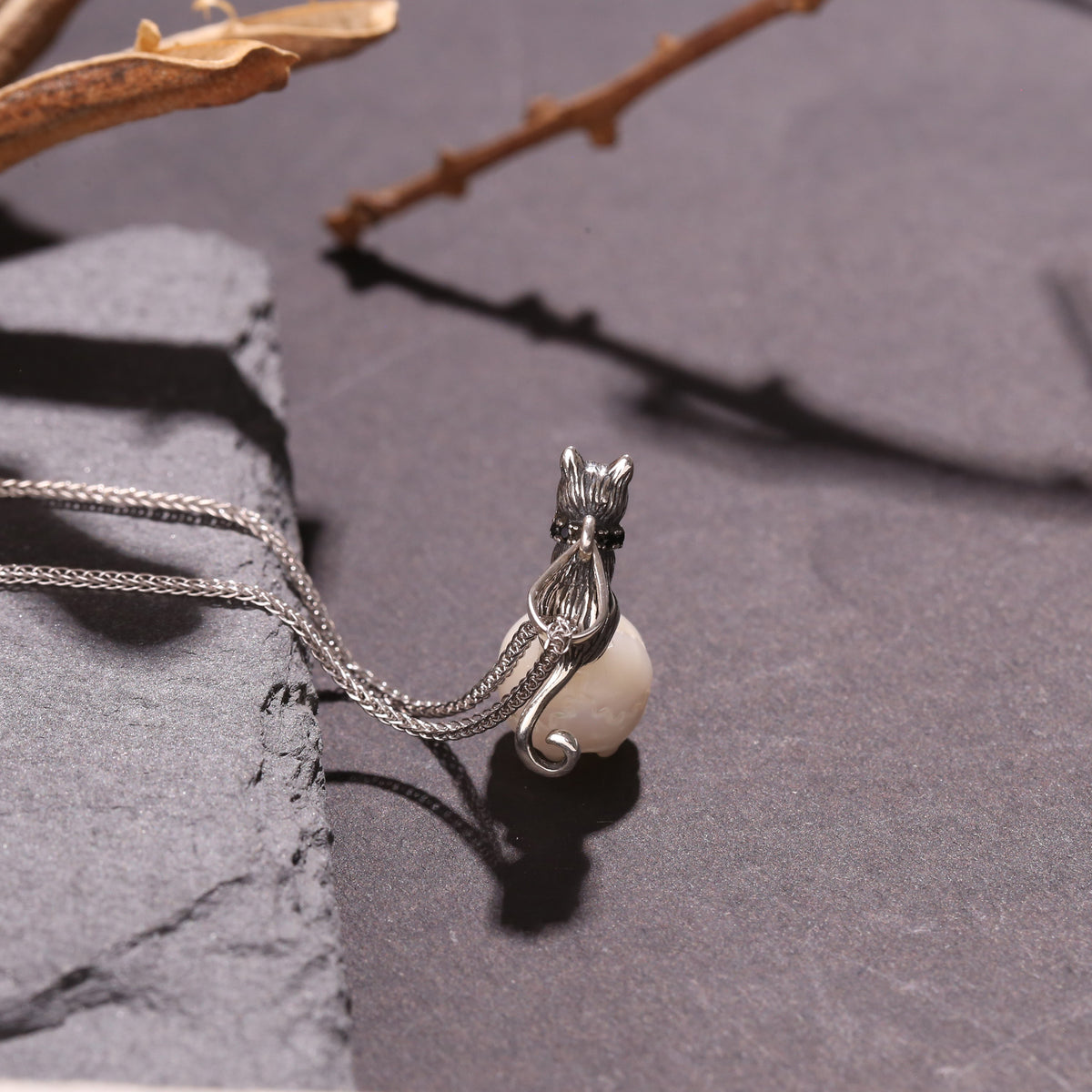 Distressed Celestial Cat Cranium Pearl Necklace-White