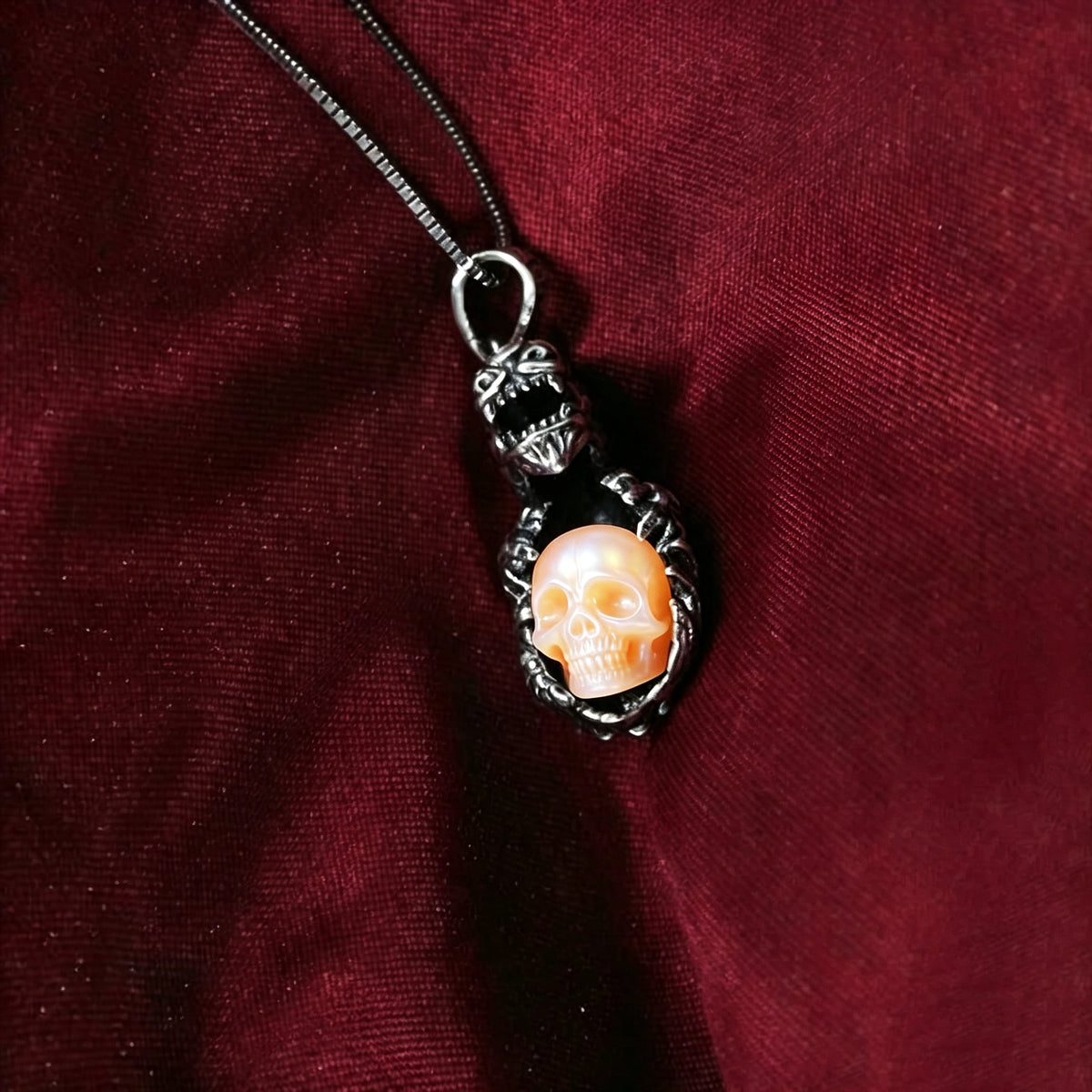 Dragon che tiene la collana a ciondolo per cranio perla