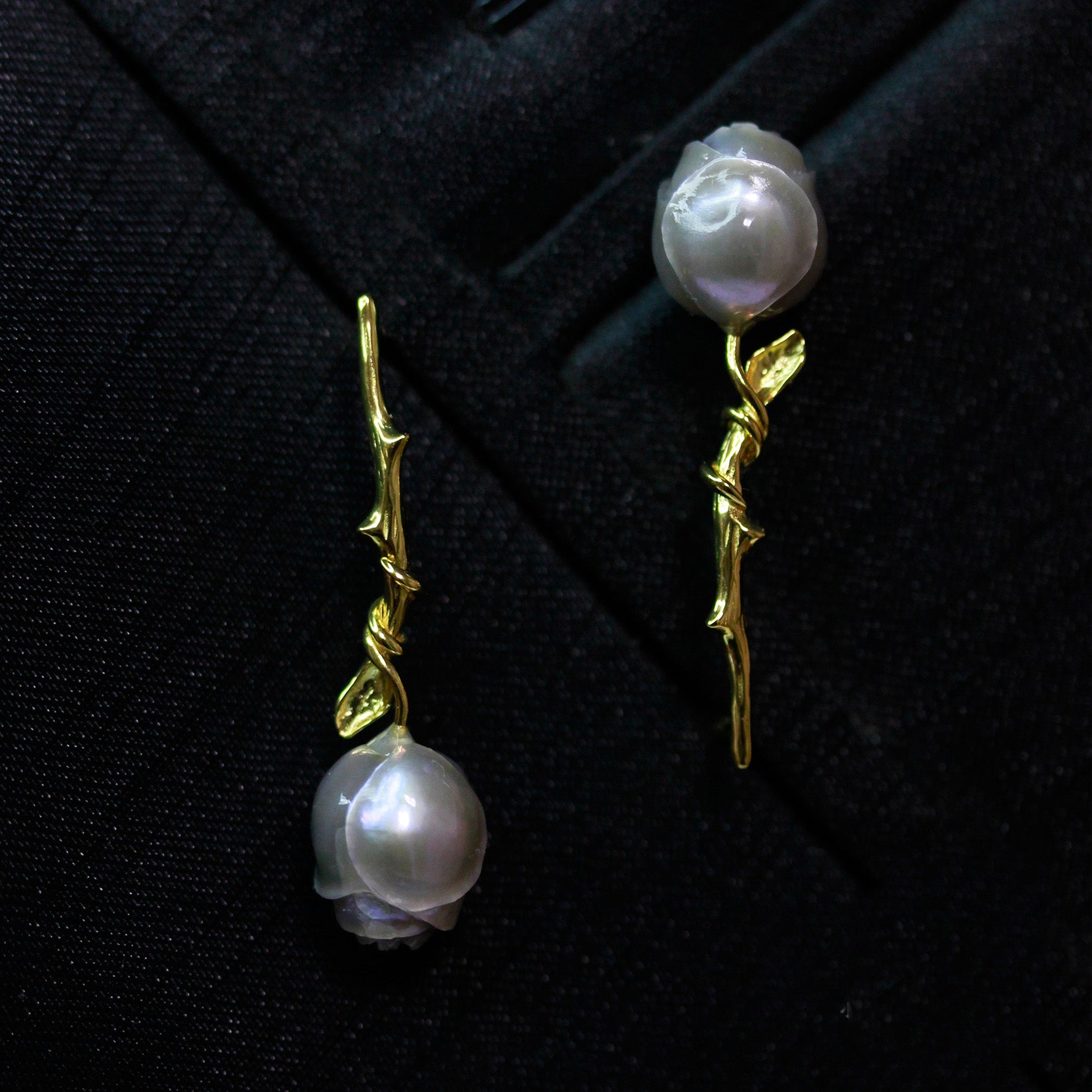 Elegantes pendientes de perlas de color gris rosa tallada