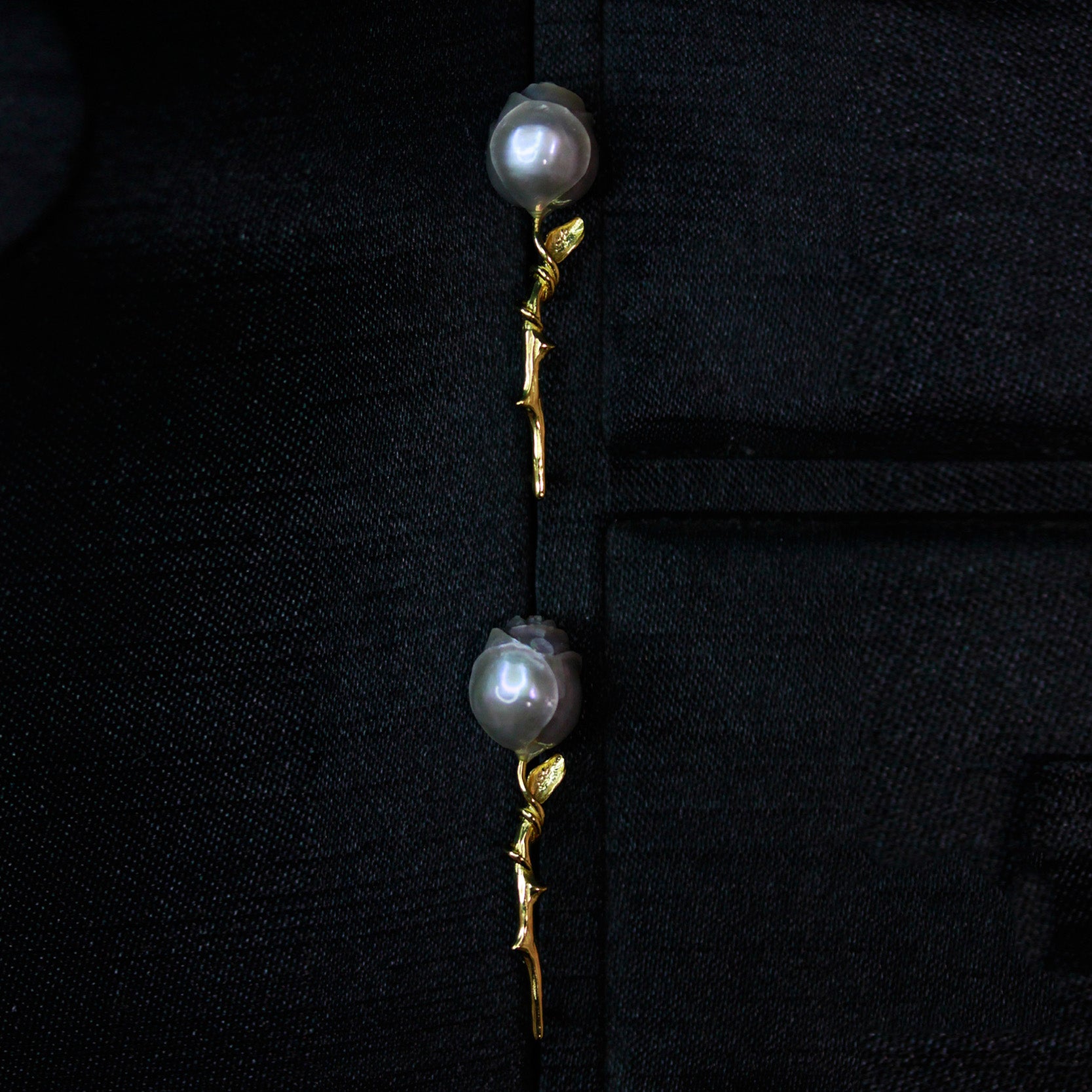 Elegantes pendientes de perlas de color gris rosa tallada