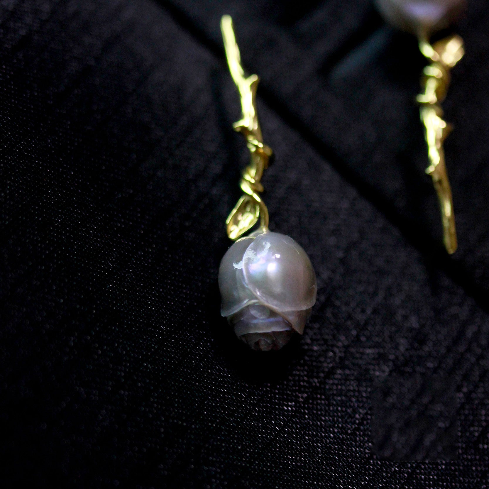 Elegantes pendientes de perlas de color gris rosa tallada