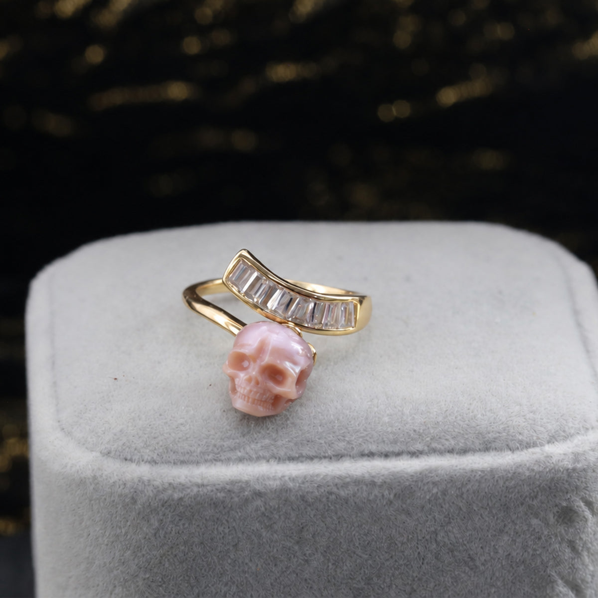 Offener Ring mit Edelstein-Cluster-Perlenschädel
