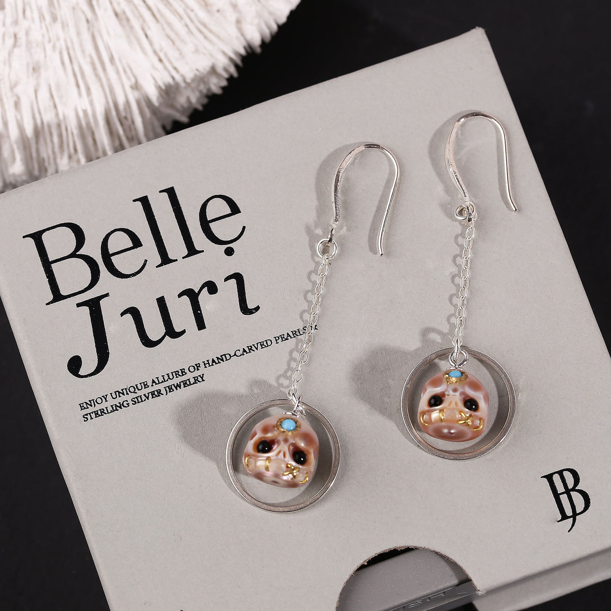Orecchini classici di cerchio Huggie Drop cranio