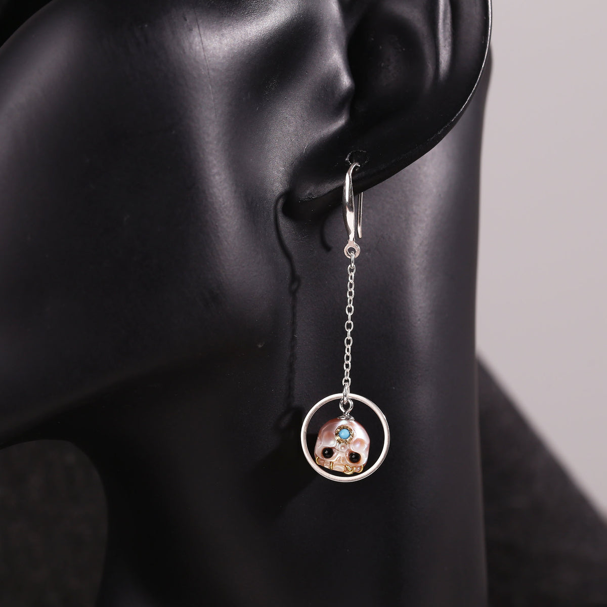 Orecchini classici di cerchio Huggie Drop cranio