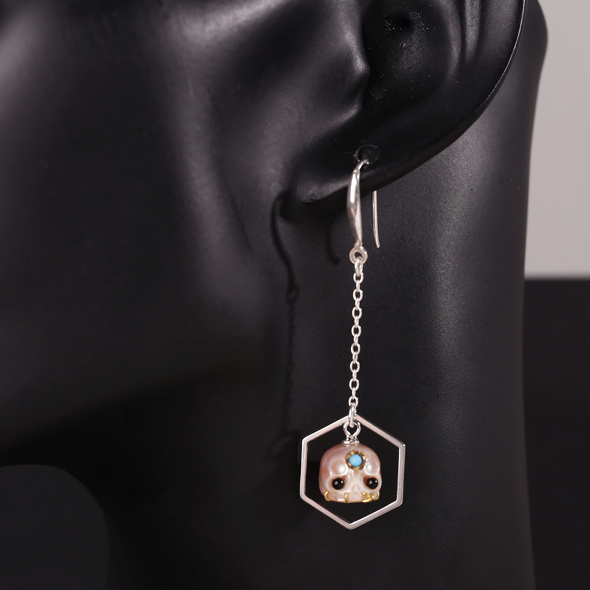 Orecchini classici di cerchio Huggie Drop cranio