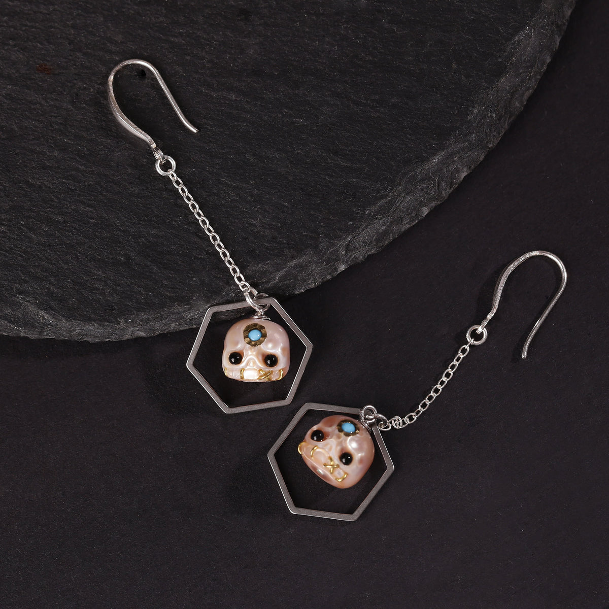 Orecchini classici di cerchio Huggie Drop cranio