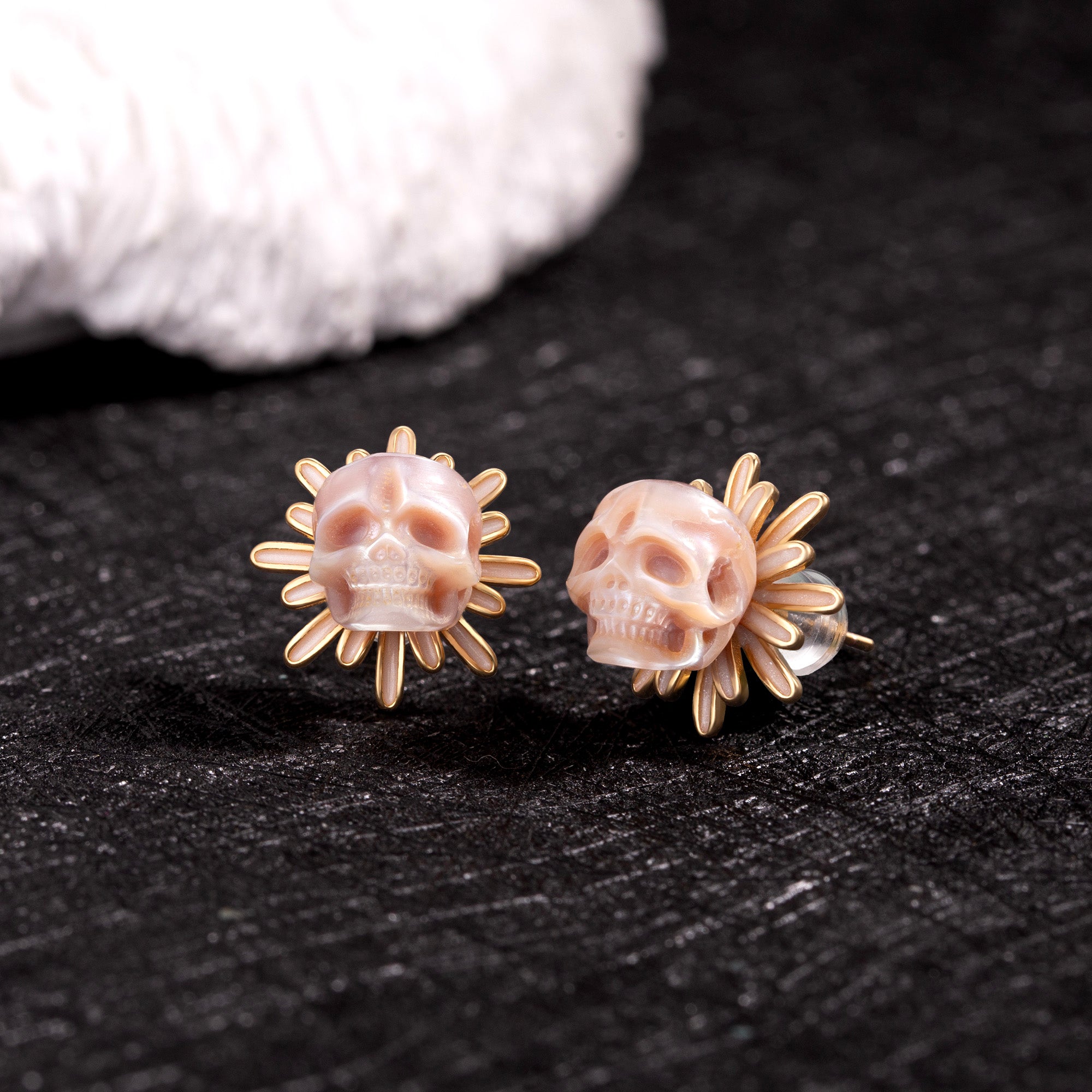 Orecchini a bobina di perle floreali Golden Daisy