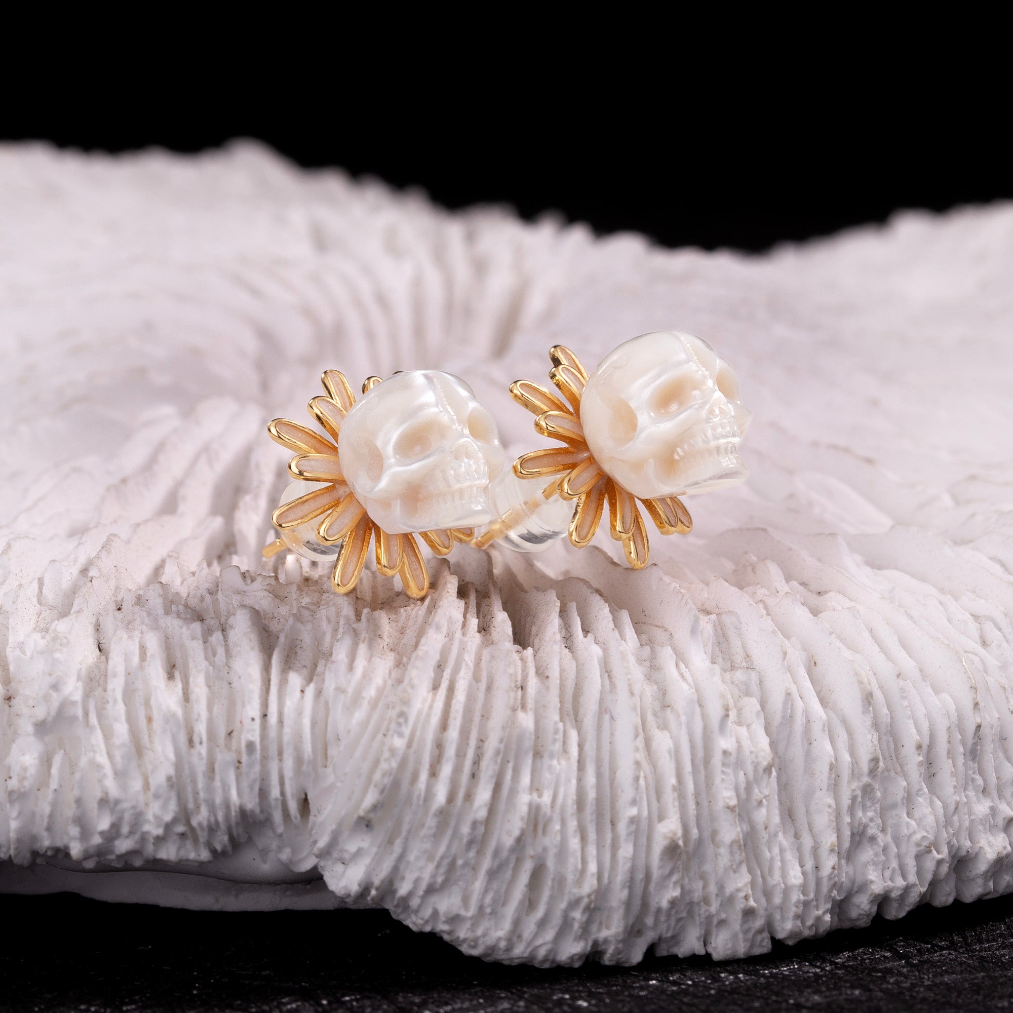 Orecchini a bobina di perle floreali Golden Daisy