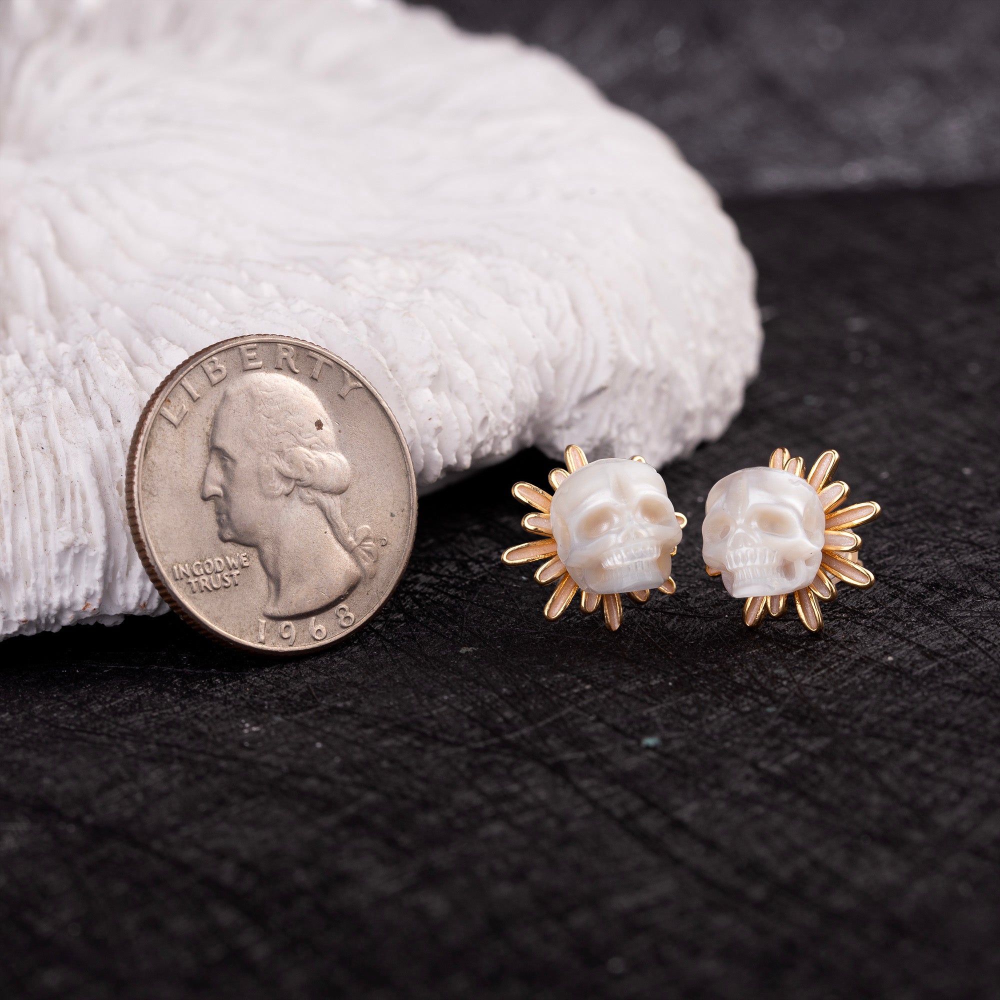 Orecchini a bobina di perle floreali Golden Daisy