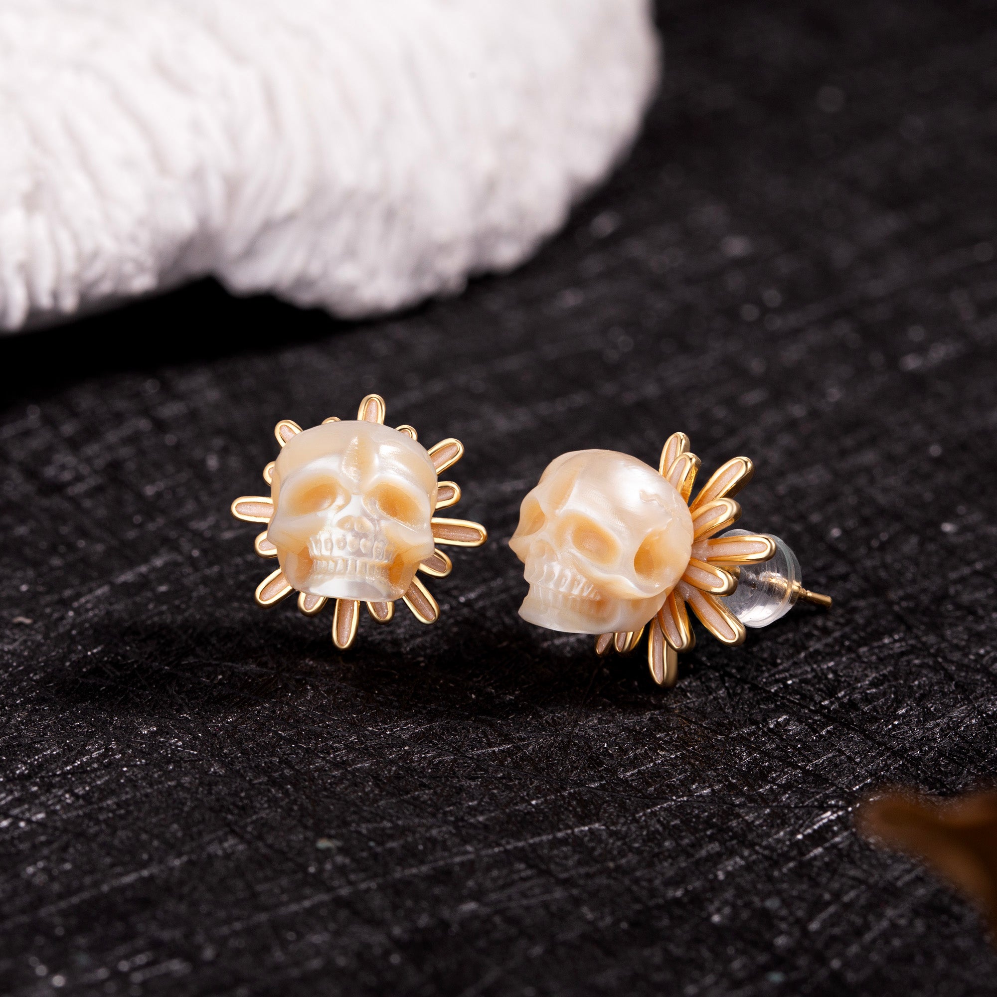 Orecchini a bobina di perle floreali Golden Daisy