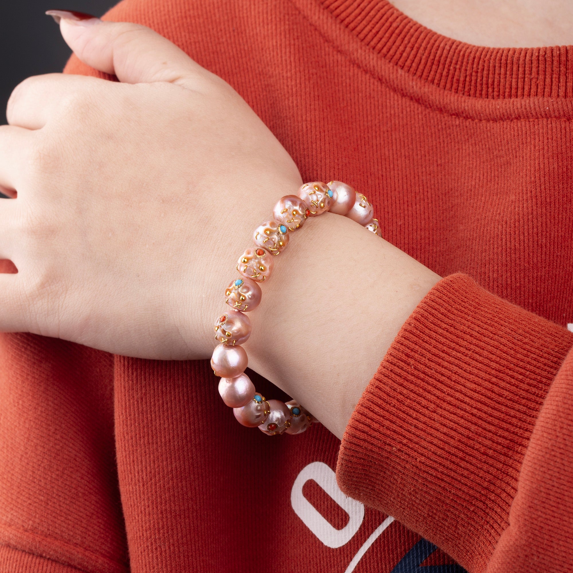 Golden Eyes Pearl Carved Śmaśana Skull Bead Bracelets