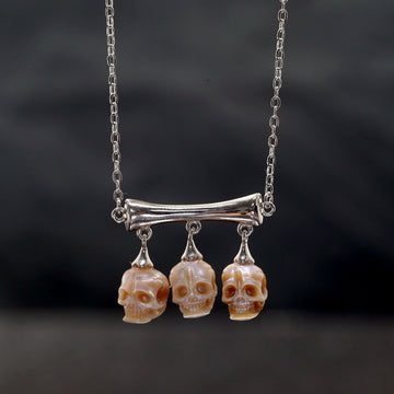 Collar de calaveras de perlas de tres piedras de piedra