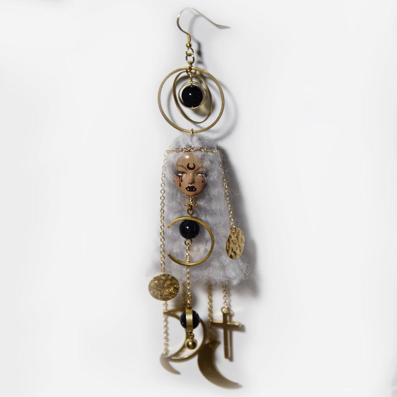 Orecchini di bambola con lana in feltro fatti a mano