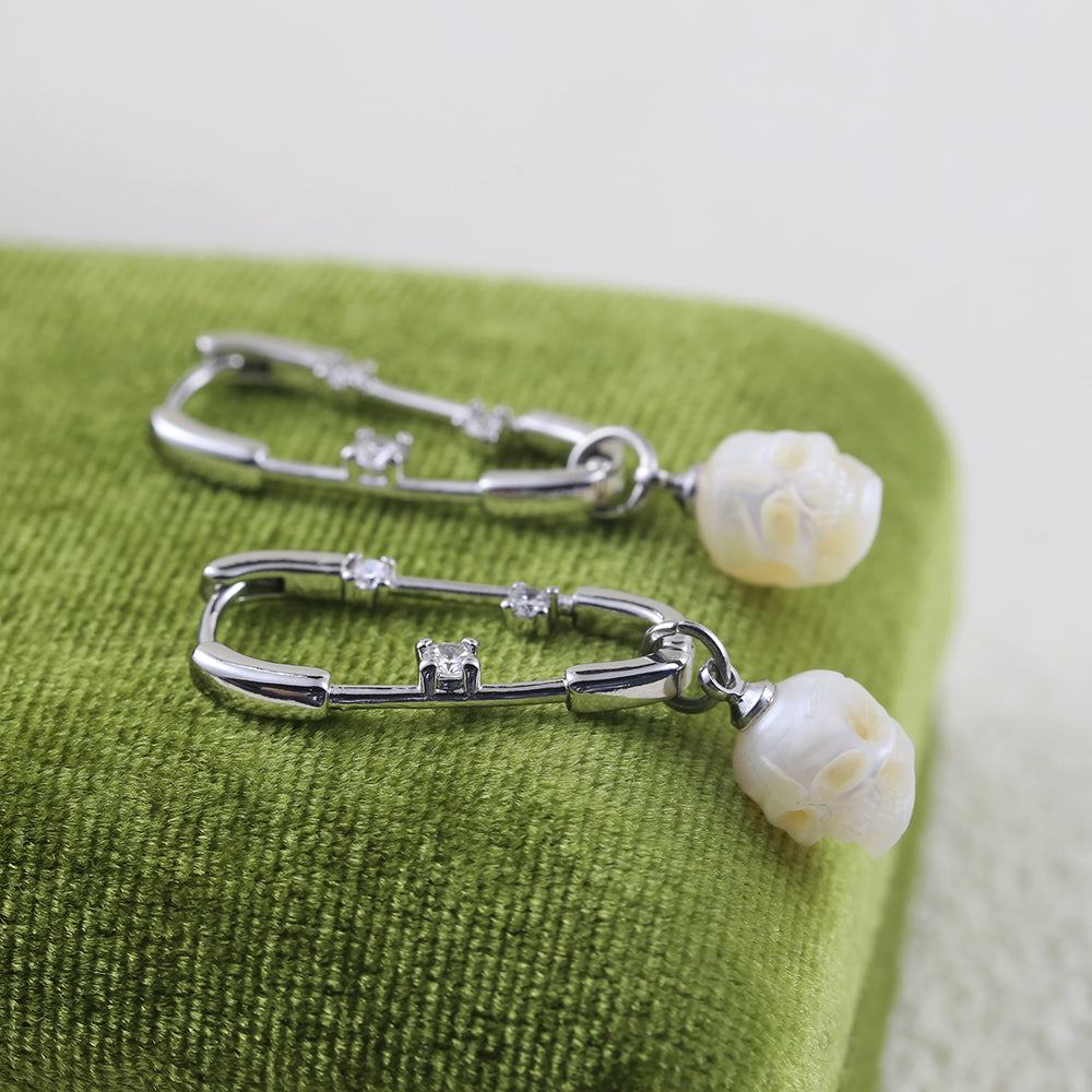 Minimalistische Perlen-Totenkopf-Creolen mit Büroklammer