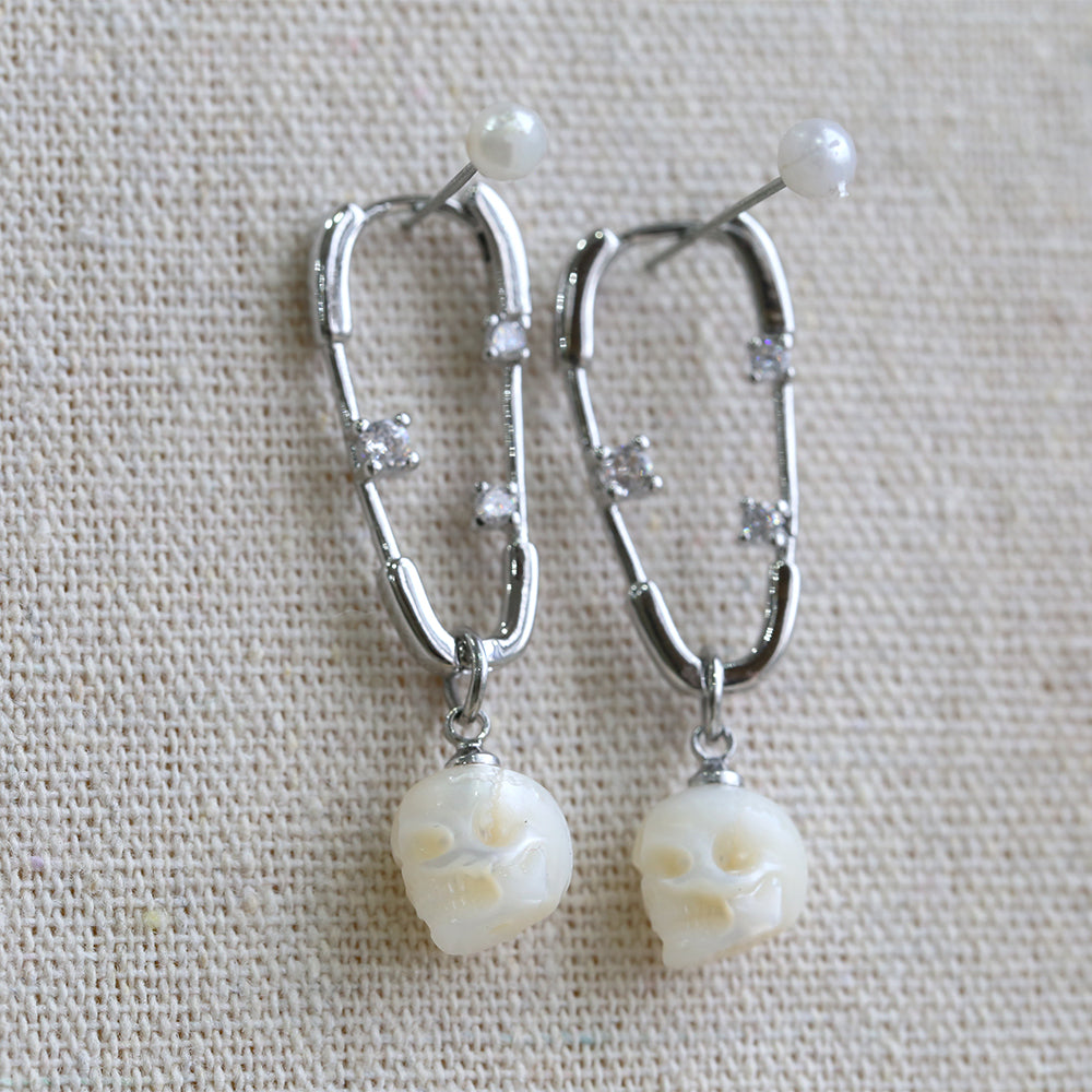 Minimalistische Perlen-Totenkopf-Creolen mit Büroklammer