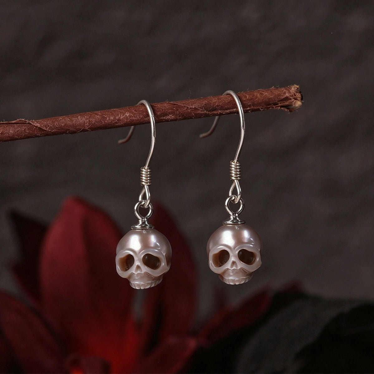 Boucles d'oreilles Classic Skull Pearl Drop Huggie