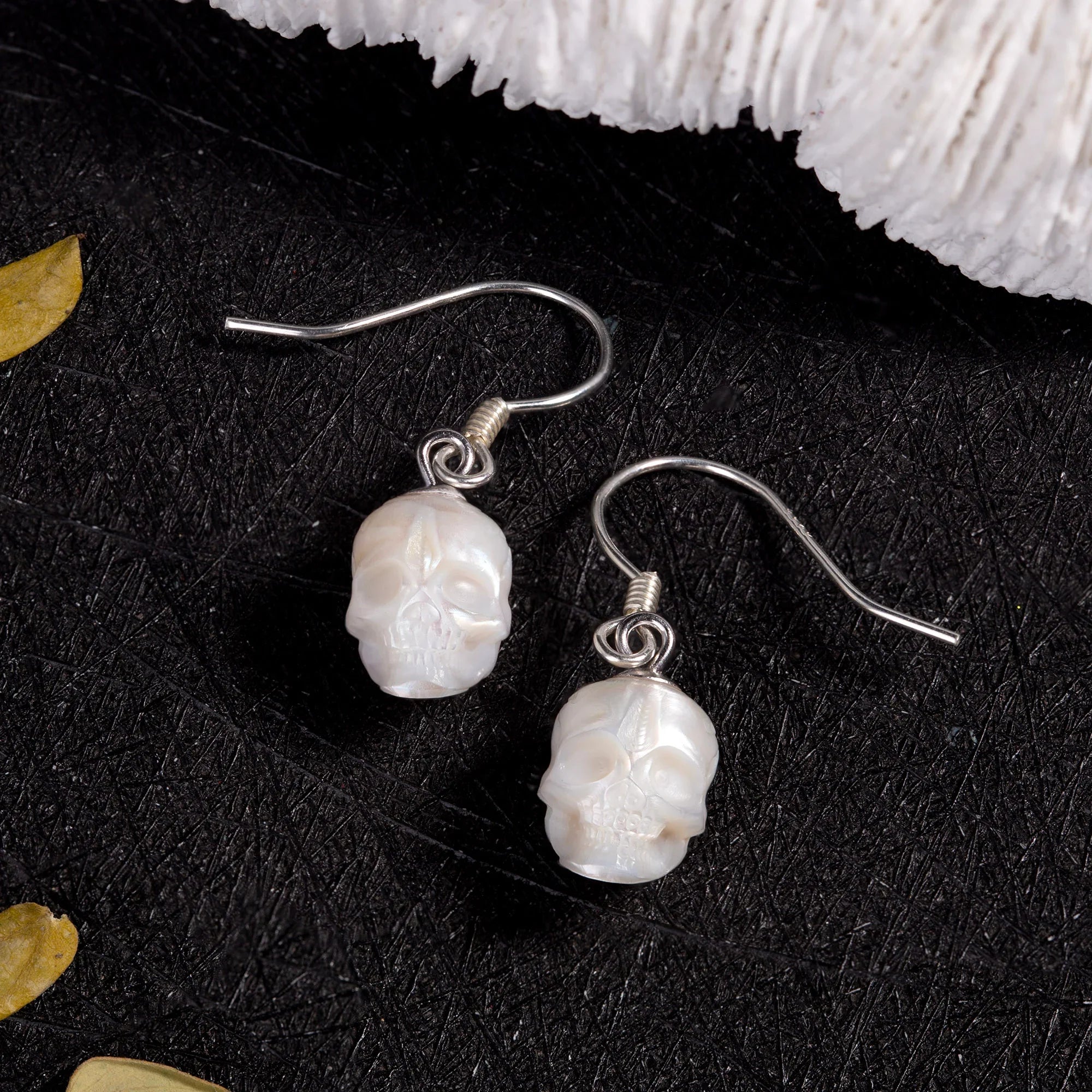 Minimalistische Totenkopf Perlen Ohrhänger