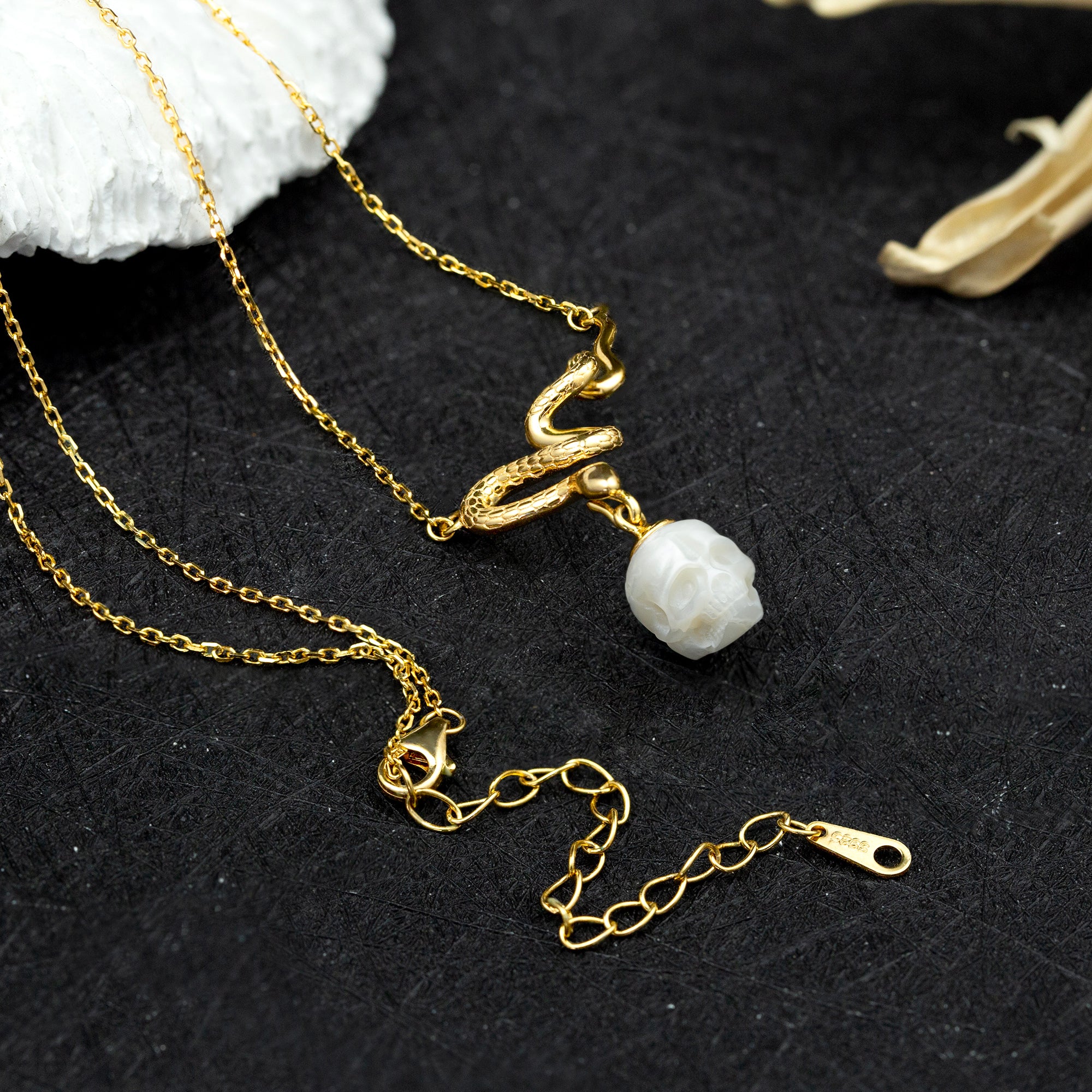 Collar de cráneo de perlas de serpientes místicas