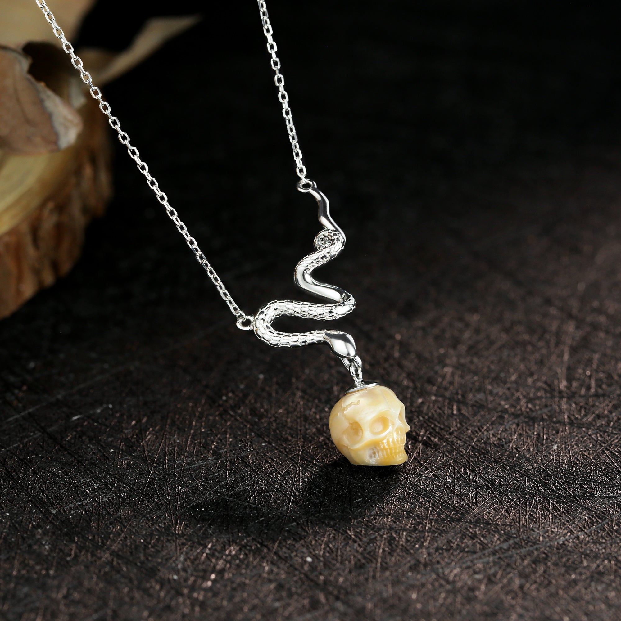 Collar de cráneo de perlas de serpientes místicas