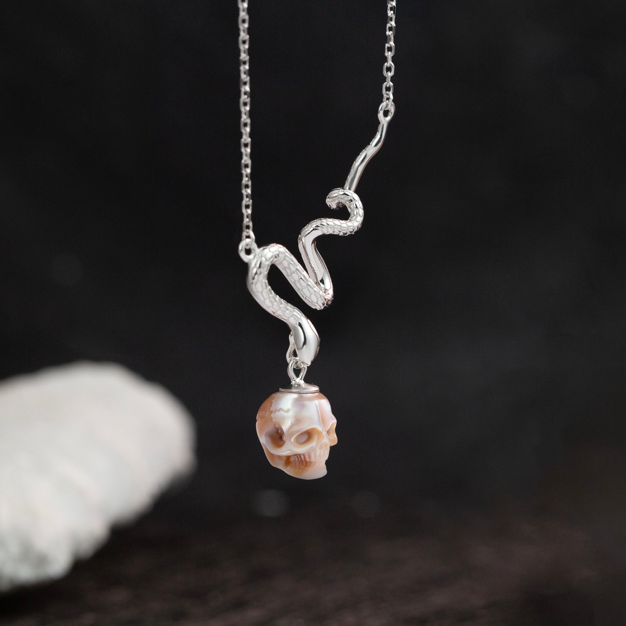 Collar de cráneo de perlas de serpientes místicas