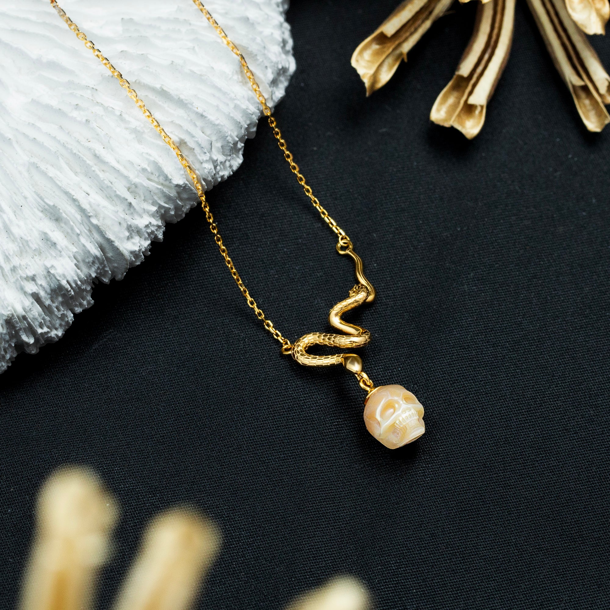 Collar de cráneo de perlas de serpientes místicas